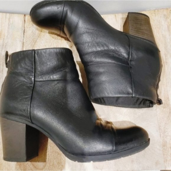 Clark's Leather Ankle Boots with zipper back and Rubber Bottom- Size 8M - Picture 7 of 16